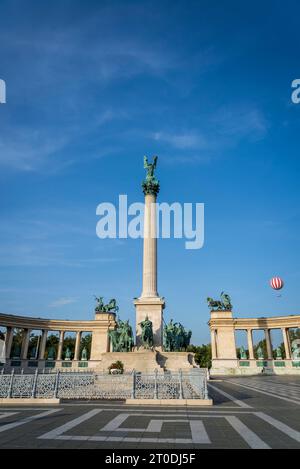 Piazza degli Eroi con il Monumento del Millennio composto da una galleria con statue di re e leader ungheresi. Al centro, una colonna si solleva con la A. Foto Stock