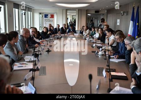 Parigi, Francia. 6 ottobre 2023. I rappresentanti delle imprese e delle associazioni si incontrano con il ministro francese delle solidarietà e delle famiglie Aurore Berge per firmare una carta d'impegno per gli operatori sanitari a Parigi, in Francia, il 6 ottobre 2023. Foto di Firas Abdullah/ABACAPRESS.COM credito: Abaca Press/Alamy Live News Foto Stock