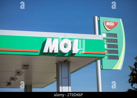 Valjevo, Serbia - 24 marzo 2023: Logo MOL sulla stazione di servizio di Valjevo, Serbia. MOL è una catena ungherese di stazioni di servizio. Foto Stock