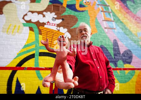 Morph e il suo co-creatore Peter Lord visitano un nuovo murale a Cabot Circus, Bristol, intitolato "A cracking Day Out in Bristol", con una serie di personaggi dell'animazione Aardman su un enorme muro dipinto di 1400 metri quadrati. Data immagine: Venerdì 6 ottobre 2023. Foto Stock