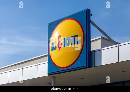 Valjevo, Serbia - 24 marzo 2023: Cartello della catena di supermercati LIDL. LIDL è una catena tedesca di supermercati a prezzi scontati, con sede a Neckarsulm, Baden-Wuerttem Foto Stock