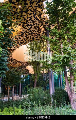 La Casa della musica ungherese nel parco cittadino di Budapest. Il design di Sou Fujimoto è un baldacchino ondulato sopra le pareti di vetro che è tutto per mescolare la n Foto Stock