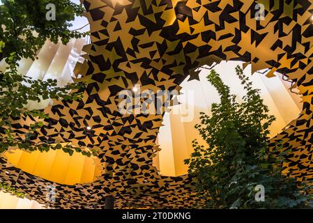 La Casa della musica ungherese nel parco cittadino di Budapest. Il design di Sou Fujimoto è un baldacchino ondulato sopra le pareti di vetro che è tutto per mescolare la n Foto Stock