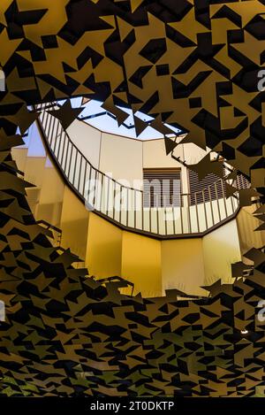 La Casa della musica ungherese nel parco cittadino di Budapest. Il design di Sou Fujimoto è un baldacchino ondulato sopra le pareti di vetro che è tutto per mescolare la n Foto Stock