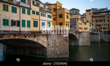 Splendida vista sul Ponte Vecchio di giorno Foto Stock