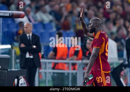 Roma, Italia. 5 ottobre 2023. Romelu Lukaku della AS Roma saluta i tifosi durante la partita di UEFA Europa League Group G tra AS Roma e Servette FC allo Stadio Olimpico il 5 ottobre 2023 a Roma. Crediti: Giuseppe Maffia/Alamy Live News Foto Stock