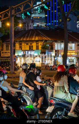 Sciami di motociclette in una strada trafficata di notte a ho chi Minh City, Vietnam Foto Stock