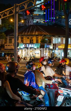 Sciami di motociclette in una strada trafficata di notte a ho chi Minh City, Vietnam Foto Stock