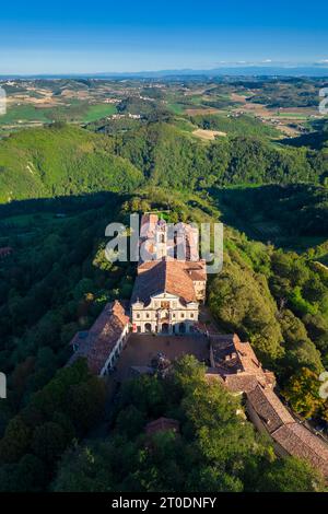 Veduta aerea del Sacro Monte di Crea, quartiere di Alessandria, Piemonte, Italia, Europa. Foto Stock