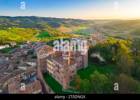 Vista aerea al tramonto del Castello di Cereseto, quartiere Alessandria, Monferrato, Piemonte, Italia, Europa. Foto Stock