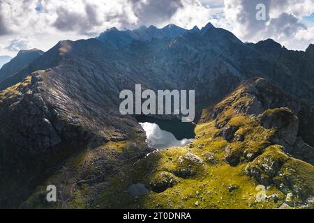 Vista aerea del Lago Piazzotti al tramonto. Ornica, Val Salmurano, Val Brembana, Alpi Orobie, Bergamo, provincia di Bergamo, Lombardia, Italia, Europa. Foto Stock