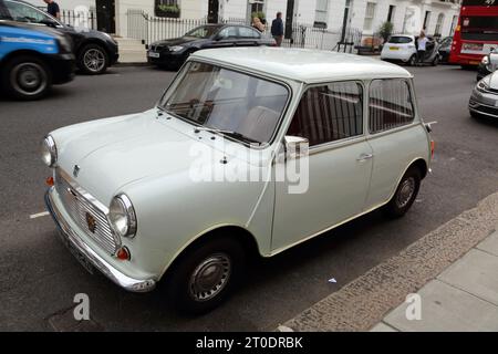 Mini Cooper originale parcheggiata su Sydney Street Chelsea Londra Inghilterra Foto Stock
