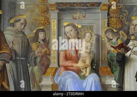 Cagli (Marche, provincia di Pesaro Urbino). Chiesa di San Domenico. Cappella Tiranni, Giovanni Santi, Sacra conversazione Madonna col bambino con i Santi Pietro, Francesco, Tommaso d'Aquino e Giovanni Battista, affresco Foto Stock