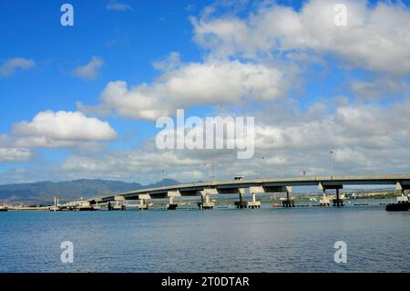 Ponte dell'Isola di Ford sotto il cielo nuvoloso Pearl Harbor Hawaii Foto Stock