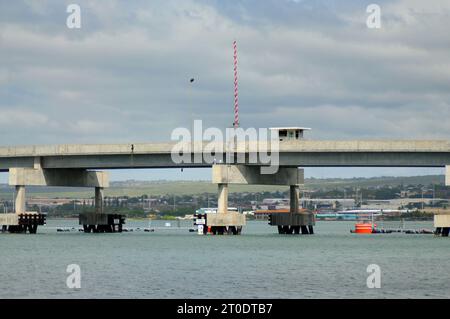 Ponte dell'Isola di Ford sotto il cielo nuvoloso Pearl Harbor Hawaii Foto Stock