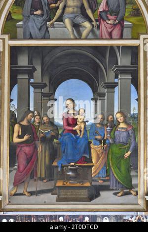 Fano (Italia, Marche. Provincia di Pesaro-Urbino). Chiesa di Santa Maria nuova, Pietro Vannucci detto il Perugino, Pala d'altare di Fano (Vergine e bambino con i Santi Giovanni Battista, Luigi di Tolosa, Francesco d'Assisi, Pietro e Maria Maddalena; Pietà nel cymatium con San Giuseppe d'Arimatea e San Nicodemus), olio su pannello, 1488-89 Foto Stock