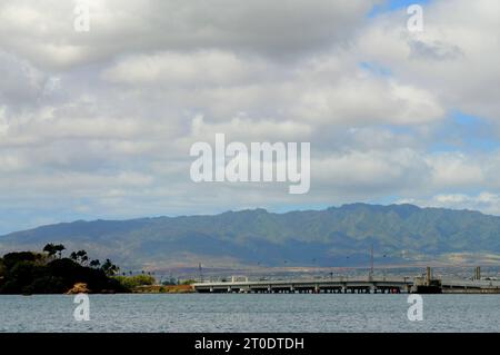 Ponte dell'Isola di Ford sotto il cielo nuvoloso Pearl Harbor Hawaii Foto Stock