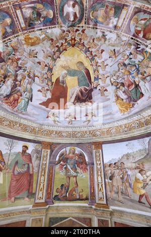 Gavelli, frazione di Sant'Anatolia di Narco (Italia, Umbria, Valnerina - Provincia di Perugia), chiesa di San Michele Arcangelo. Area absidale ciclo di affreschi di Giovanni di Pietro, detto lo Spagna, Incoronazione della Vergine, SS. Peter e Paul, St. Michele Arcangelo, il miracolo del Gargano (tambour) Foto Stock