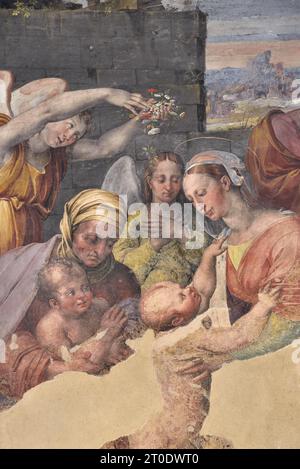 Urbania (Italia, Marche - provincia di Pesaro-Urbino), Oratorio del Corpus Domini, altare sinistro, Raffellino del Colle, affresco con la Sacra famiglia (copia dopo Raffaello) e il padre Eterno (nella lunetta) Foto Stock