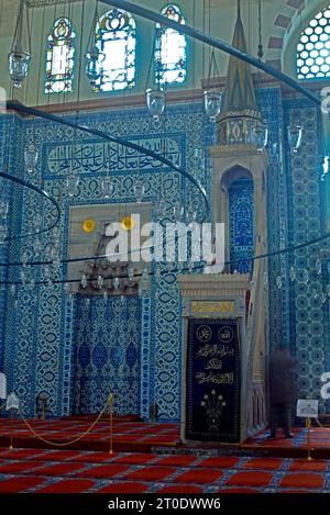 Istanbul Turchia, Rustem Pasha Camii, piastrelle Iznik, muro di Qibla, Mihrab e Minbar Foto Stock
