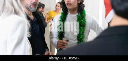 Fare un brindisi, Cheers!! Un gruppo di persone e colleghi che si divertono e si incontrano a una festa di Capodanno. Un lavoro di squadra c Foto Stock