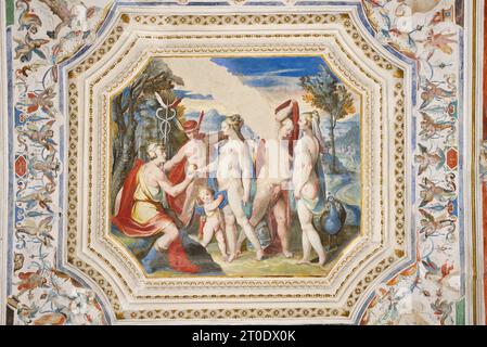 Piobbico (Italia, Marche - provincia di Pesaro-Urbino), Castello Brancaleoni, appartamento nobile, camera greca, sala del Conte Antonio II, ciclo di affreschi con episodi della mitologia greca (giudizio di Parigi) e decorazioni in stucco della bottega Brandani di Federico Foto Stock