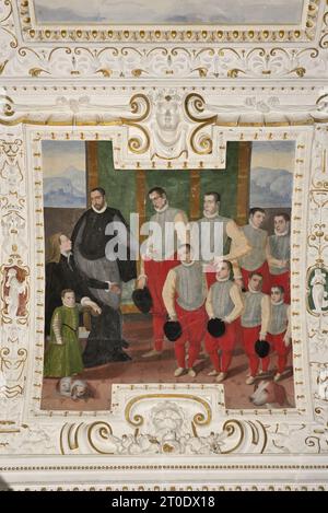 Piobbico (Italia, Marche - provincia di Pesaro-Urbino), Castello Brancaleoni, appartamento nobile, camera Romana. Ciclo di affreschi attribuiti a Damiani da Gubbio e stucchi di Federico Brandani. La famiglia di Antonio II Brancaleoni con la moglie Laura cappello, la piccola Isabella e otto figli, XVI secolo Foto Stock