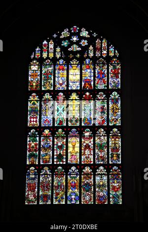 St Luke's Church East Window installata nel 1959 disegnata da Hugh Easton Embomms and Symbols of All the Saints Sydney Street Chelsea Londra Inghilterra Foto Stock