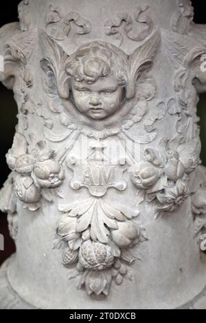 St Luke's Church scolpita Cherub/Angel sulla colonna del Pulpit Sydney Street Chelsea Londra Inghilterra Foto Stock