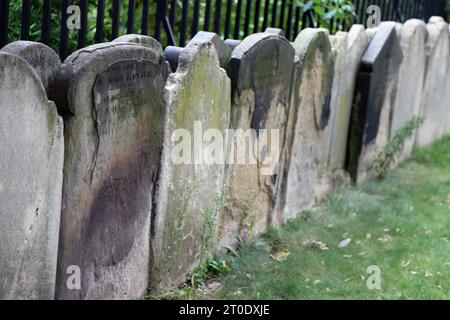 St Luke's Church Burial Ground è stato convertito in Public Garden nel 1881 le lapidi sono state collocate per formare un muro di confine Sydney Street Chelsea lo Foto Stock