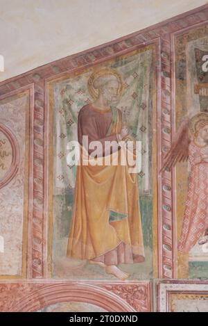 Falconara Marittima, località Castelferretti (Italia, Marche - provincia di Ancona), chiesa di Santa Maria della Misericordia. Muro posteriore, St. Pietro, affreschi metà XV secolo (1450-55), Maestro di Castelferretti (Giambono di Corrado da Ragusa?) Foto Stock