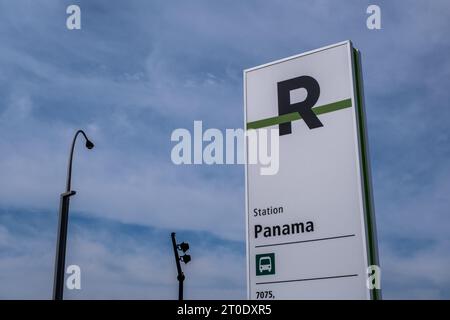 Brossard, CA - 5 ottobre 2023: Indicazione per la stazione ferroviaria REM (Reseau Express Metropolitan) di Panam Foto Stock