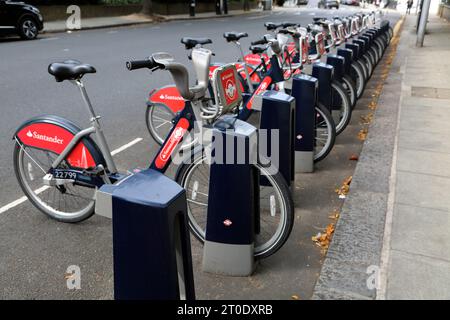 Santander Cycles Public Bicycle Hire Scheme docking Chelsea Londra Inghilterra Foto Stock