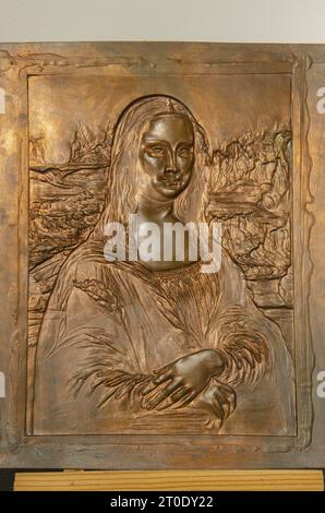 Pioraco (Italia, Marche - provincia di Macerata), Museo della carta e della filigrana. Punzonare e contropunzonare l'incisione a cera per ottenere la carta filigranata con l'immagine della Monna Lisa Foto Stock