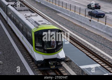 Brossard, CA - 5 ottobre 2023: Treno metropolitano Reseau Express (REM) sulla stazione centrale - linea Brossard Foto Stock