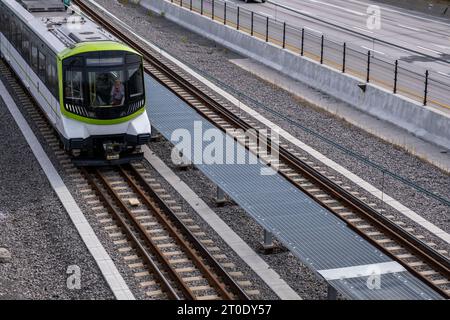 Brossard, CA - 5 ottobre 2023: Treno metropolitano Reseau Express (REM) sulla stazione centrale - linea Brossard Foto Stock