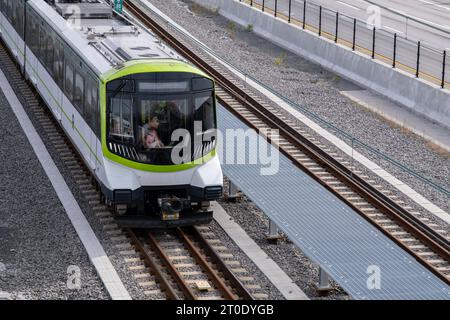 Brossard, CA - 5 ottobre 2023: Treno metropolitano Reseau Express (REM) sulla stazione centrale - linea Brossard Foto Stock