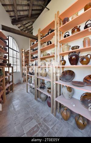 Urbania (Marche - PU). Palazzo Ducale, sala 7. Torrione, collezione di terracotta popolare Nadia Poggi Maurri Foto Stock