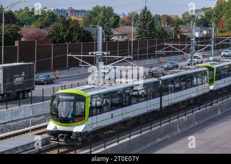 Brossard, CA - 5 ottobre 2023: Treno metropolitano Reseau Express (REM) sulla stazione centrale - linea Brossard Foto Stock