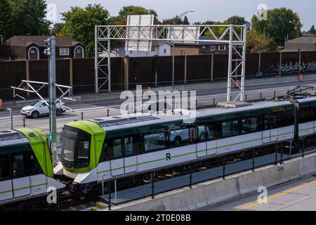Brossard, CA - 5 ottobre 2023: Treno metropolitano Reseau Express (REM) sulla stazione centrale - linea Brossard Foto Stock