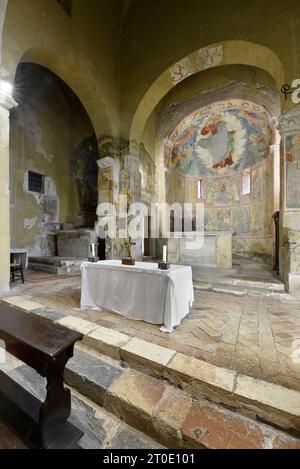 Ferentillo (Umbria - TR), abbazia di San Pietro in Valle. Interno della chiesa, area del presbiterio Foto Stock