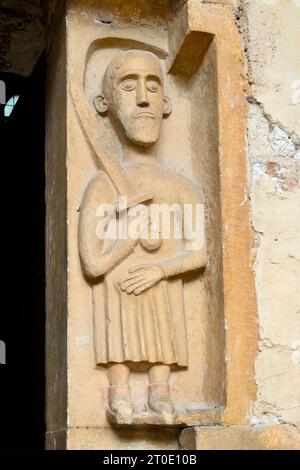 Ferentillo (Umbria - TR), abbazia di San Pietro in Valle. Portale del chiostro, particolare con scultura di San Paolo Foto Stock