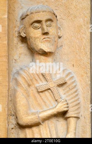 Ferentillo (Umbria - TR), abbazia di San Pietro in Valle. Portale del chiostro, dettaglio con San La scultura di Peter Foto Stock