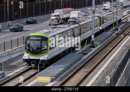 Brossard, CA - 5 ottobre 2023: Treno metropolitano Reseau Express (REM) sulla stazione centrale - linea Brossard Foto Stock