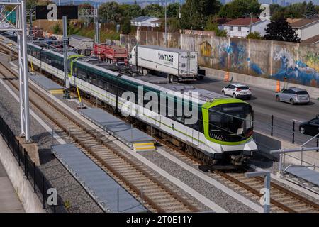 Brossard, CA - 5 ottobre 2023: Treno metropolitano Reseau Express (REM) sulla stazione centrale - linea Brossard Foto Stock