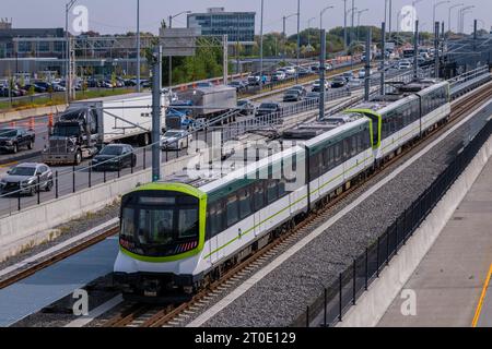Brossard, CA - 5 ottobre 2023: Treno metropolitano Reseau Express (REM) sulla stazione centrale - linea Brossard Foto Stock