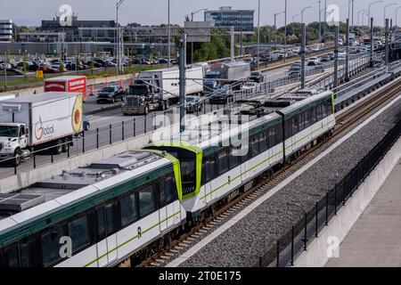 Brossard, CA - 5 ottobre 2023: Treno metropolitano Reseau Express (REM) sulla stazione centrale - linea Brossard Foto Stock