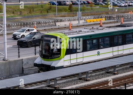 Brossard, CA - 5 ottobre 2023: Treno metropolitano Reseau Express (REM) sulla stazione centrale - linea Brossard Foto Stock