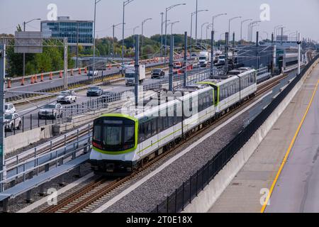 Brossard, CA - 5 ottobre 2023: Treno metropolitano Reseau Express (REM) sulla stazione centrale - linea Brossard Foto Stock