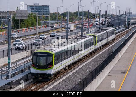 Brossard, CA - 5 ottobre 2023: Treno metropolitano Reseau Express (REM) sulla stazione centrale - linea Brossard Foto Stock